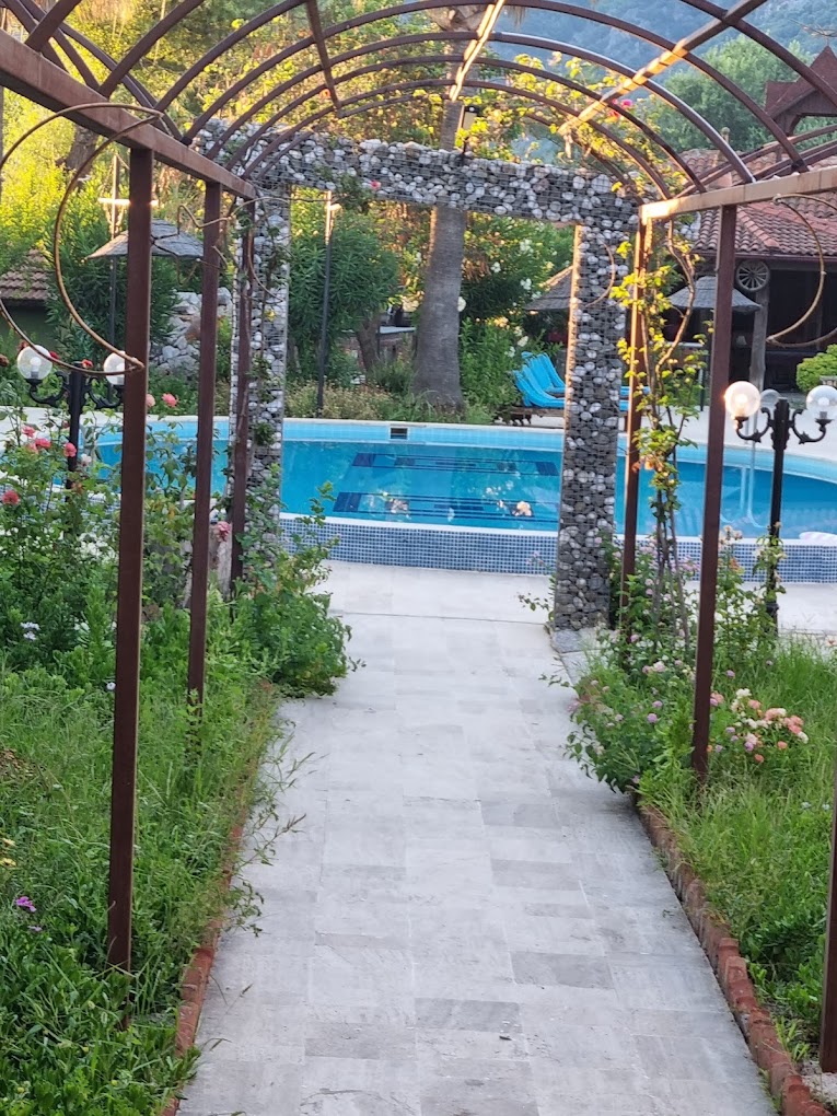 Gül kemerli bahçe yolu